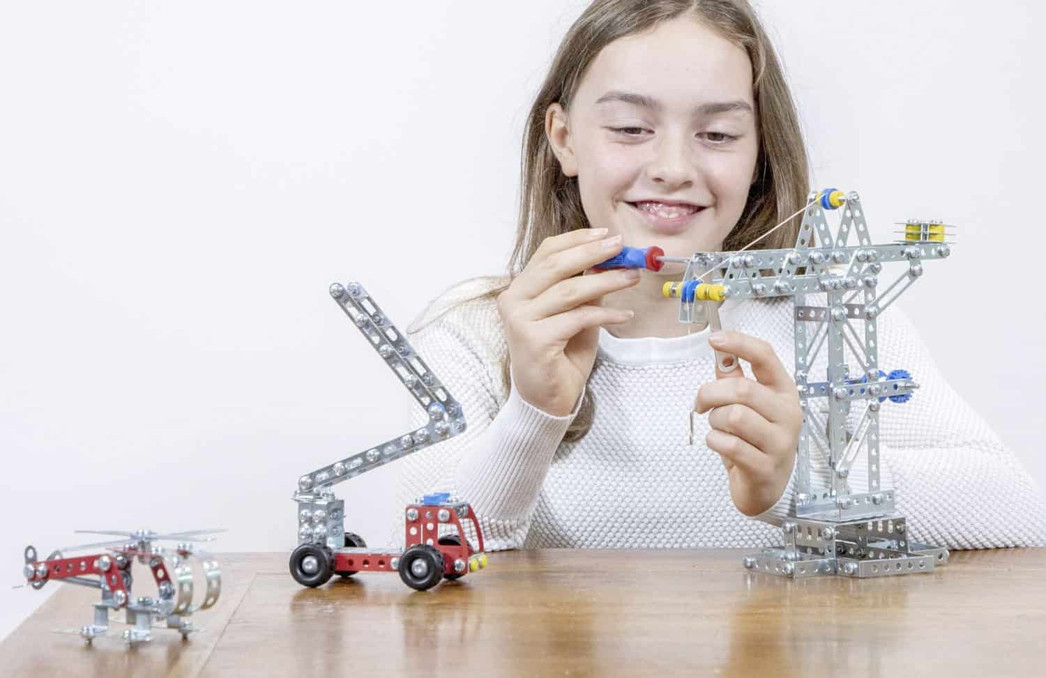 Niña construyendo con kit de mecánica Eitech