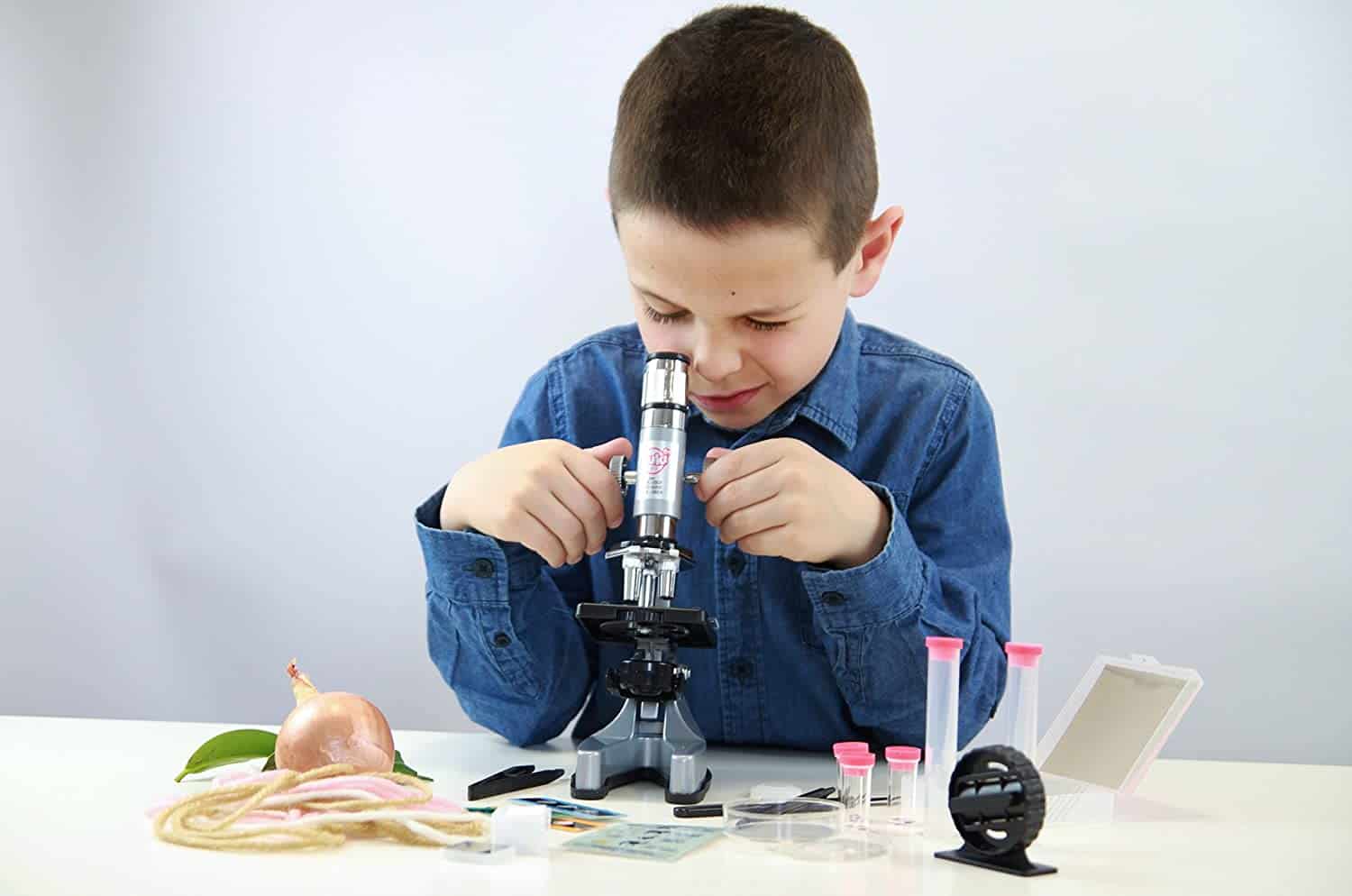 Niño con microscopio de Buki